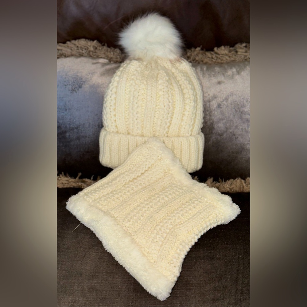 Women’s beige knit cap with hand muffs